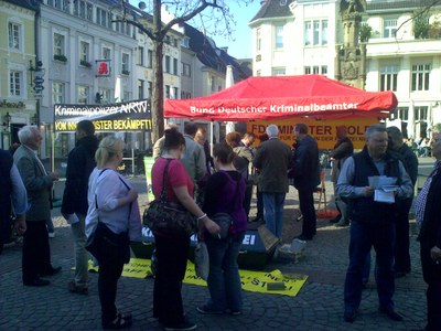 12. Mahnwache gegen die Personal- und Kriminalpolitik von Innenminister Dr. Ingo Wolf, FDP 12. Mahnwache gegen die Personal- und Kriminalpolitik von Innenminister Dr. Ingo Wolf, FDP