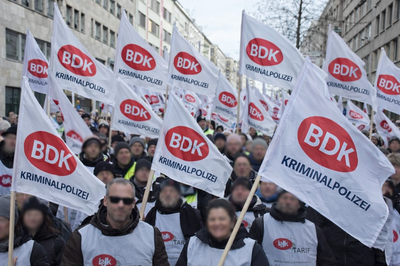 16.000 Beschäftigte auf der Straße - Druck auf Tarifrunde erhöht