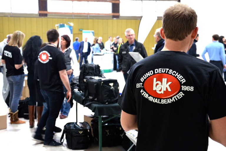 BDK Hessen informiert neue Kolleginnen & Kollegen die am 4. September 2017 bei der Hessischen Polizei ihr Studium beginnen BDK Hessen informiert neue Kolleginnen & Kollegen die am 4. September 2017 bei der Hessischen Polizei ihr Studium beginnen
