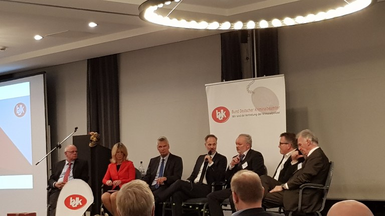 BDK Niedersachsen feiert 50 Jahre - mit einer Schlagzeile aus dem Innenministerium BDK Niedersachsen feiert 50 Jahre - mit einer Schlagzeile aus dem Innenministerium