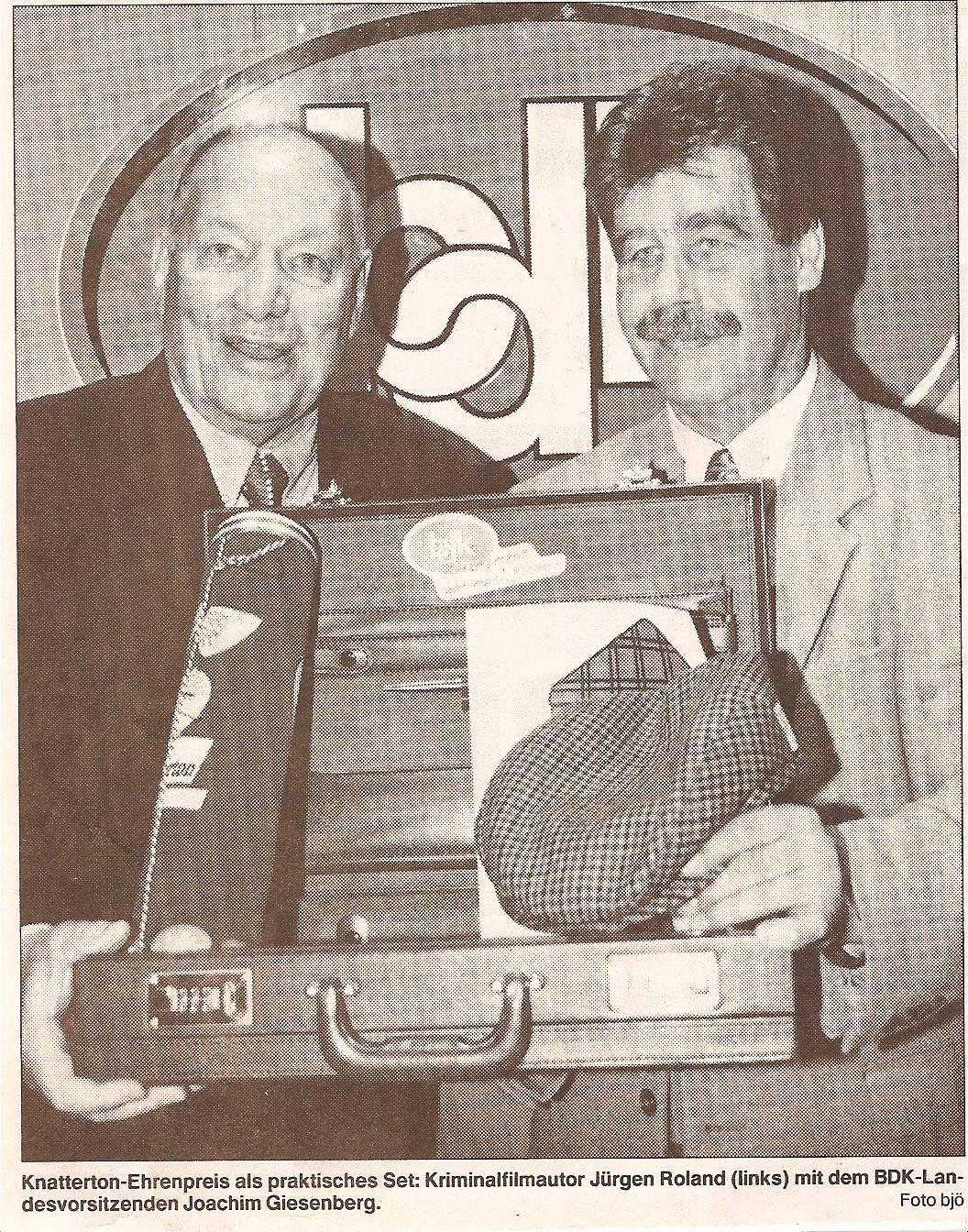 SH_2025_08_30 Jogi Giesenberg verleiht im Jahr 1999 die Knattertonehrenmütze