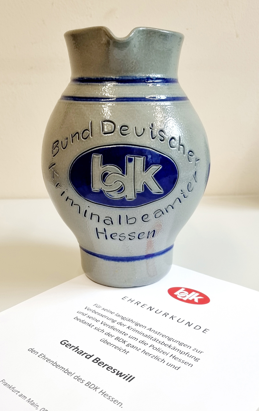 HE_Bembel mit Urkunde.jpg