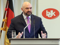 Ehrenamt am Pranger: Förderung von gesellschaftlichem Engagement nur hohle Politikerphrasen? Ehrenamt am Pranger: Förderung von gesellschaftlichem Engagement nur hohle Politikerphrasen?