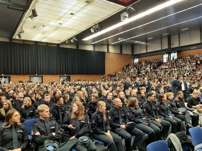 Ernennung von 780 „Bachelor of Arts“ Ernennung von 780 „Bachelor of Arts“