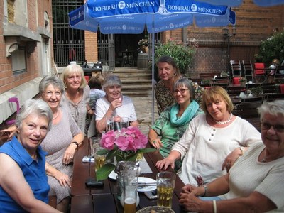 Frauen-Kaffeeklatsch der Ruheständlerinnen Frauen-Kaffeeklatsch der Ruheständlerinnen