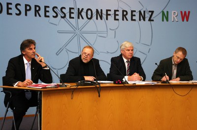"In Nordrhein-Westfalen werden die bekämpft, die eigentlich Kriminalität bekämpfen sollen - die Kriminalpolizei" "In Nordrhein-Westfalen werden die bekämpft, die eigentlich Kriminalität bekämpfen sollen - die Kriminalpolizei"