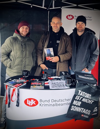 Infostand bei Regen, Wind und Kälte Infostand bei Regen, Wind und Kälte