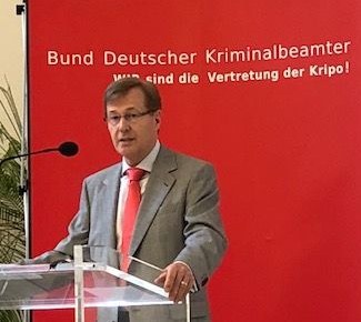 Justizminister NRW Peter Biesenbach und Teresa Jimenez-Becerril MEP, Beauftragte für Terrorschutz in der EU eröffneten internationale Fachtagung des BDK "Wen(n) Terror trifft" Justizminister NRW Peter Biesenbach und Teresa Jimenez-Becerril MEP, Beauftragte für Terrorschutz in der EU eröffneten internationale Fachtagung des BDK "Wen(n) Terror trifft"