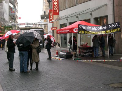 Kripo protestiert weiter gegen den Innenminister - 24 Stunden Mahnwache - Schadowplatz Düsseldorf - 24.11.2009, 08.00 Uhr bis 25.11.2009, 08.00 Uhr Kripo protestiert weiter gegen den Innenminister - 24 Stunden Mahnwache - Schadowplatz Düsseldorf - 24.11.2009, 08.00 Uhr bis 25.11.2009, 08.00 Uhr