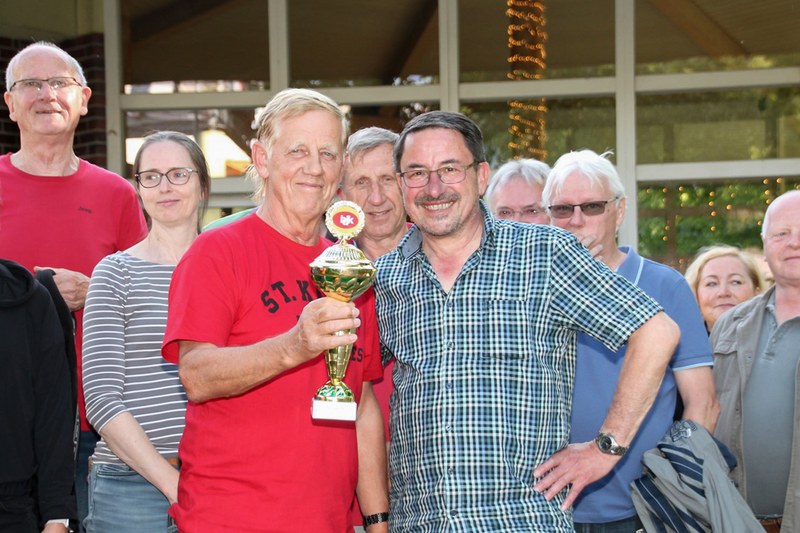 Pins, Strikes und gutes Essen: 16. Bowling-Cup in Cottbus / Spree-Neiße Pins, Strikes und gutes Essen: 16. Bowling-Cup in Cottbus / Spree-Neiße