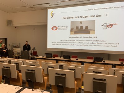 Polizeibeamte als Zeugen vor Gericht Polizeibeamte als Zeugen vor Gericht