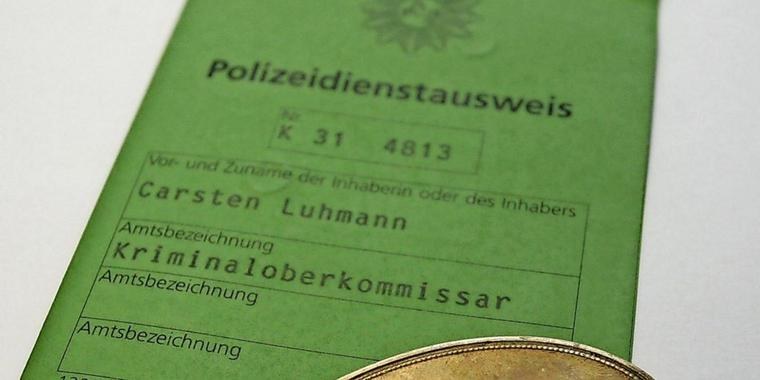 Polizeidienstausweis: Scheckkarte kommt Polizeidienstausweis: Scheckkarte kommt
