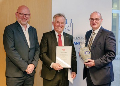 Polizeipräsident Gerhard Bereswill erhielt bei seiner Verabschiedung den Ehrenbembel des BDK Hessen Polizeipräsident Gerhard Bereswill erhielt bei seiner Verabschiedung den Ehrenbembel des BDK Hessen