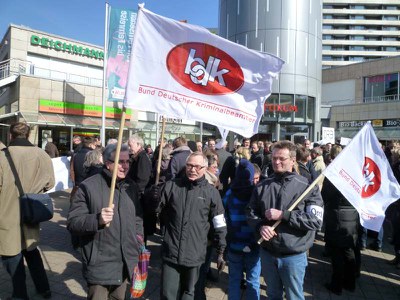 Protestaktion der Richter und Staatsanwälte in Mülheim - "Kraft"voll an"Gelogen" Protestaktion der Richter und Staatsanwälte in Mülheim - "Kraft"voll an"Gelogen"