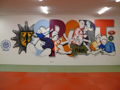 Gemeinsam gehts besser! Polizeigewerkschaften unterstützen zusammen Präventionsprojekt „Graffiti“ in einer Halle für Polizeitraining Gemeinsam gehts besser! Polizeigewerkschaften unterstützen zusammen Präventionsprojekt „Graffiti“ in einer Halle für Polizeitraining