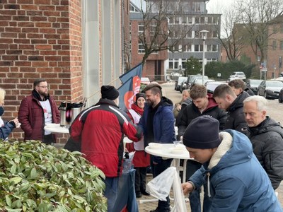 Tarifeinigung 2026 erzielt: 5,8% in drei Stu-fen bis 2028. Nicht alle Ziele wurden er-reicht. Finanzministerin kündigt Übertra-gung auf aktive und ehemalige Beamtinnen und Beamte an.