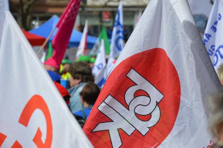 Wer beim öffentlichen Dienst kürzt, fährt das Land an die Wand! Wer beim öffentlichen Dienst kürzt, fährt das Land an die Wand!